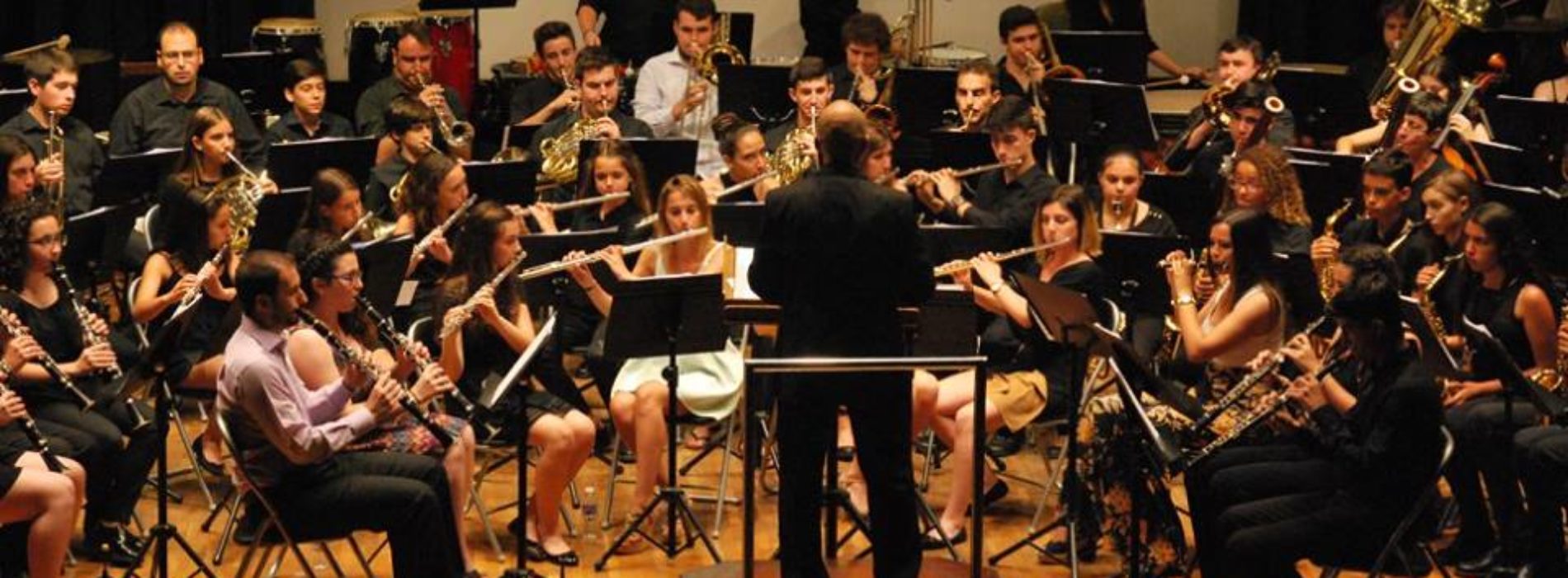 La banda del Conservatorio profesional Vila de Sant Joan emociona en el acto de graduación de la primera promoción.
