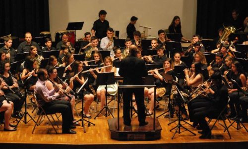La banda del Conservatorio profesional Vila de Sant Joan emociona en el acto de graduación de la primera promoción.