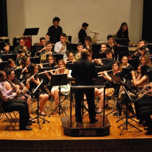 La banda del Conservatorio profesional Vila de Sant Joan emociona en el acto de graduación de la primera promoción.
